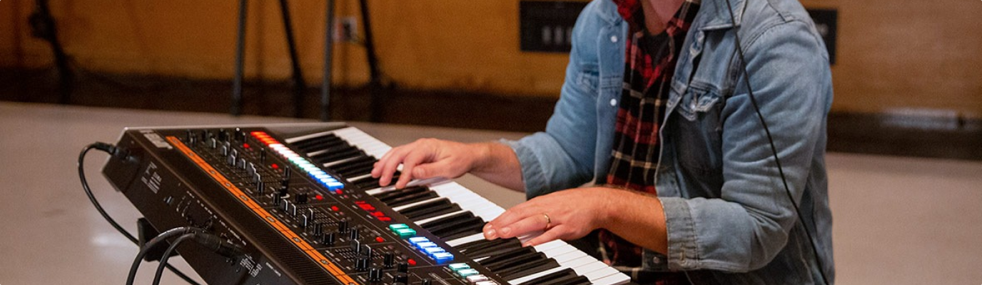 Homem tocando teclado Roland